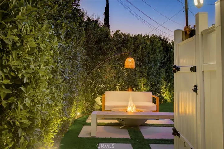 8161 Encino Avenue, Northridge, California 91325