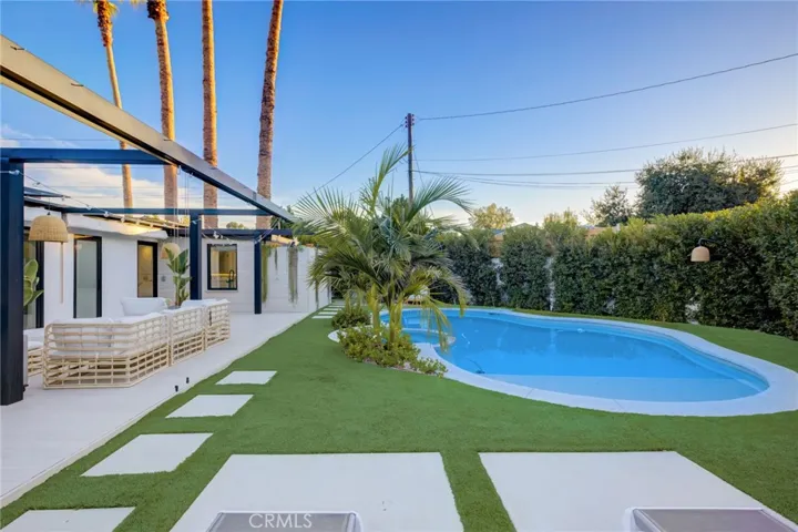 8161 Encino Avenue, Northridge, California 91325