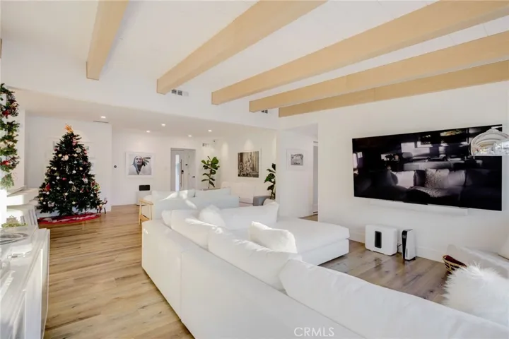 8161 Encino Avenue, Northridge, California 91325