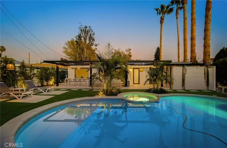 8161 Encino Avenue, Northridge, California 91325