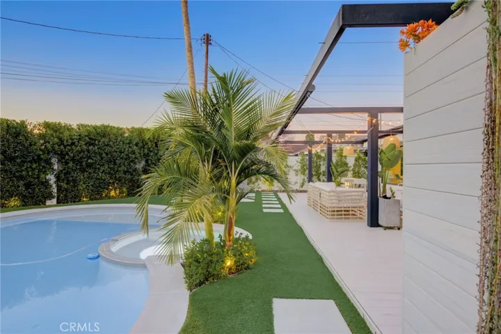 8161 Encino Avenue, Northridge, California 91325