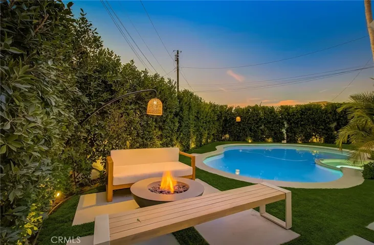 8161 Encino Avenue, Northridge, California 91325