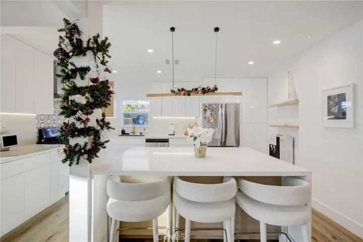 8161 Encino Avenue, Northridge, California 91325