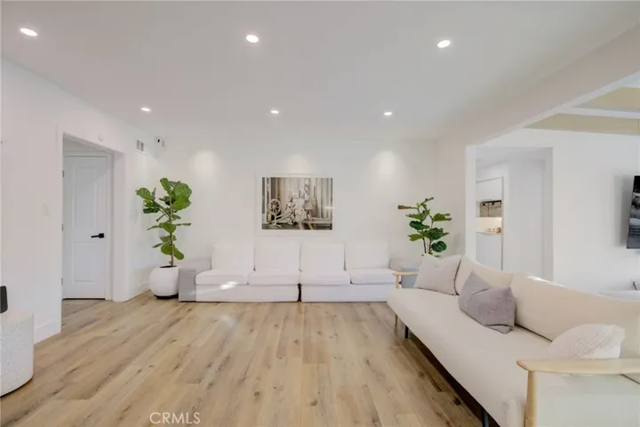 8161 Encino Avenue, Northridge, California 91325