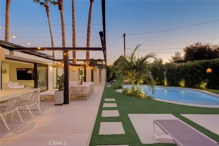 8161 Encino Avenue, Northridge, California 91325