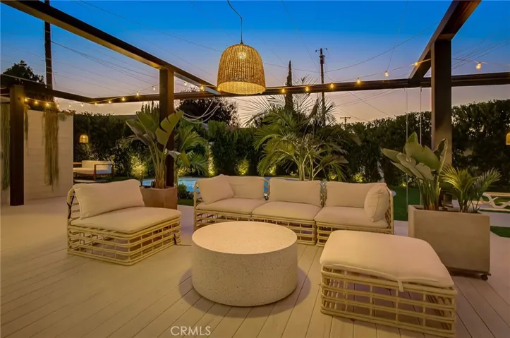 8161 Encino Avenue, Northridge, California 91325