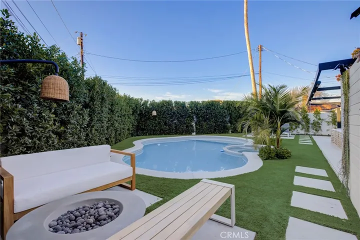 8161 Encino Avenue, Northridge, California 91325
