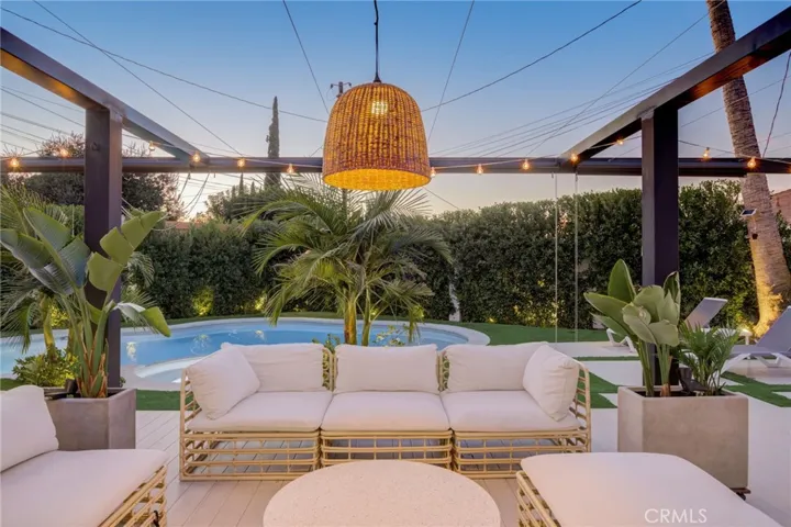 8161 Encino Avenue, Northridge, California 91325
