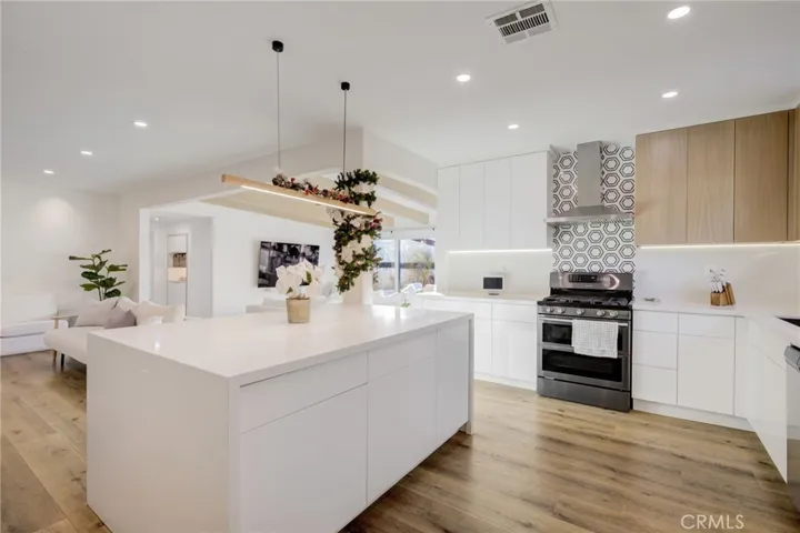 8161 Encino Avenue, Northridge, California 91325