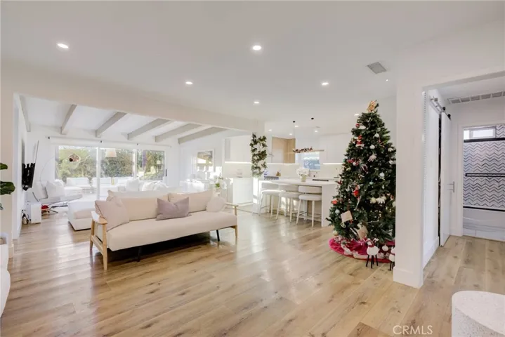 8161 Encino Avenue, Northridge, California 91325