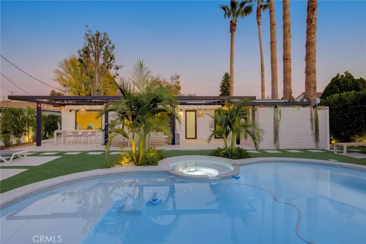 8161 Encino Avenue, Northridge, California 91325