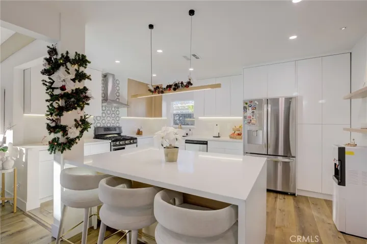 8161 Encino Avenue, Northridge, California 91325