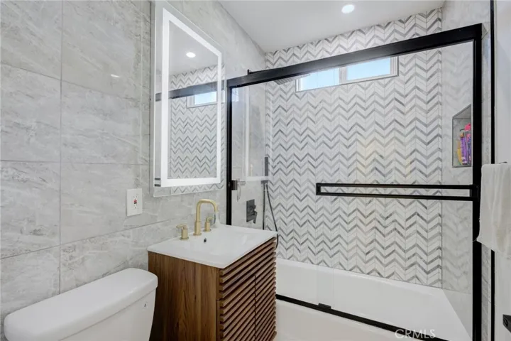 8161 Encino Avenue, Northridge, California 91325