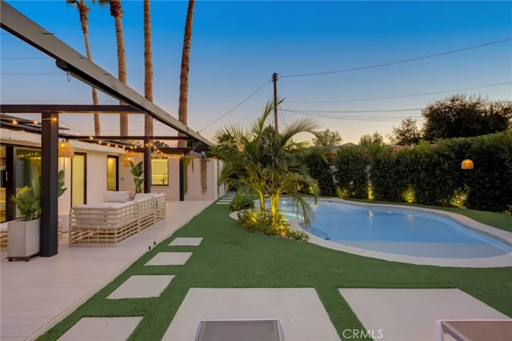 8161 Encino Avenue, Northridge, California 91325