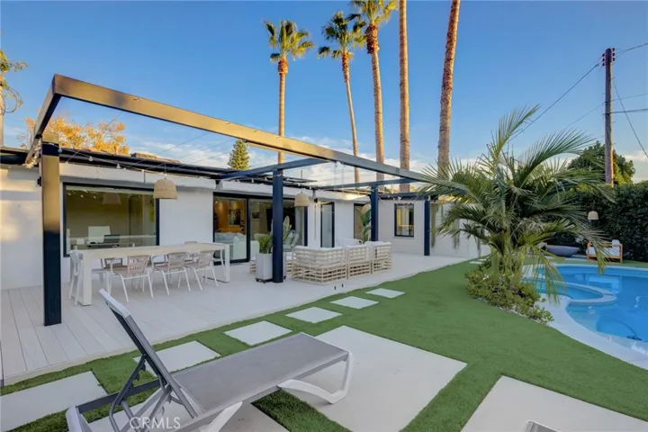 8161 Encino Avenue, Northridge, California 91325