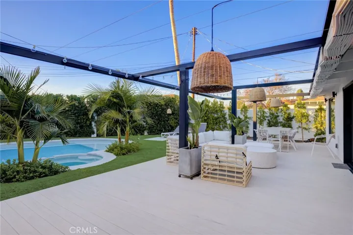 8161 Encino Avenue, Northridge, California 91325