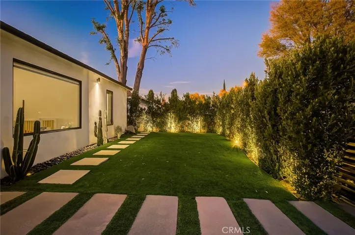8161 Encino Avenue, Northridge, California 91325