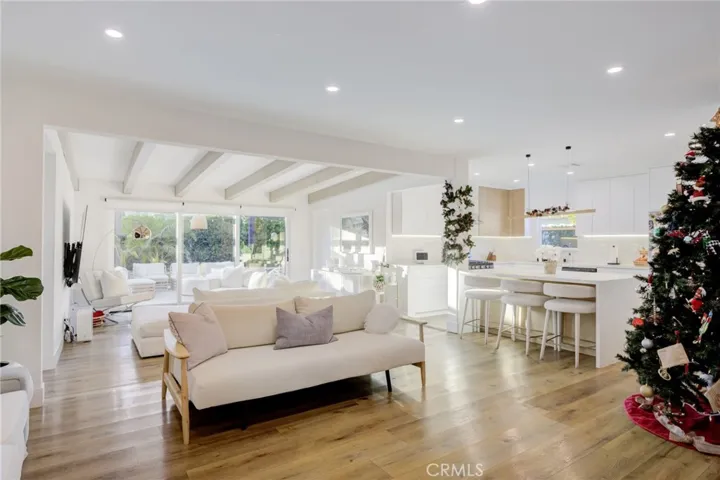 8161 Encino Avenue, Northridge, California 91325