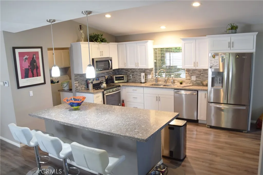 Vaulted Kitchen w/Island