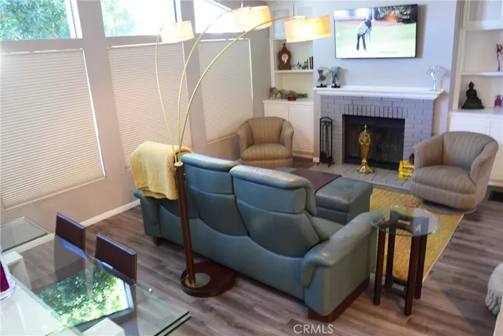 Vaulted Family & Fireplace