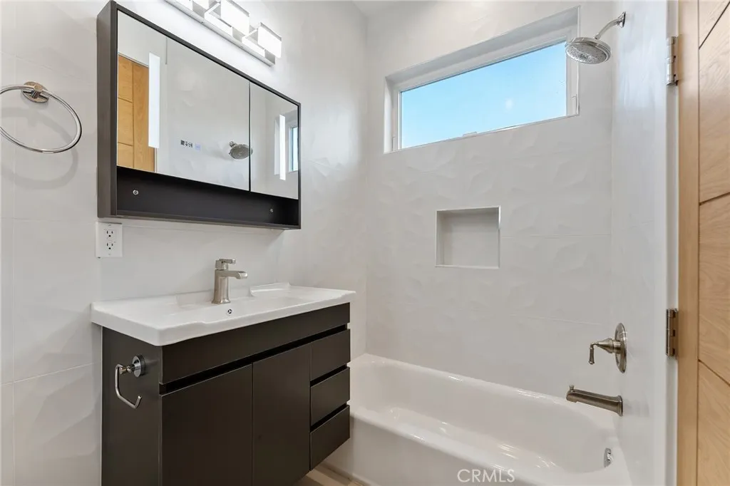 3932 S Minerva Avenue, Los Angeles, California 90066 home-pic-35