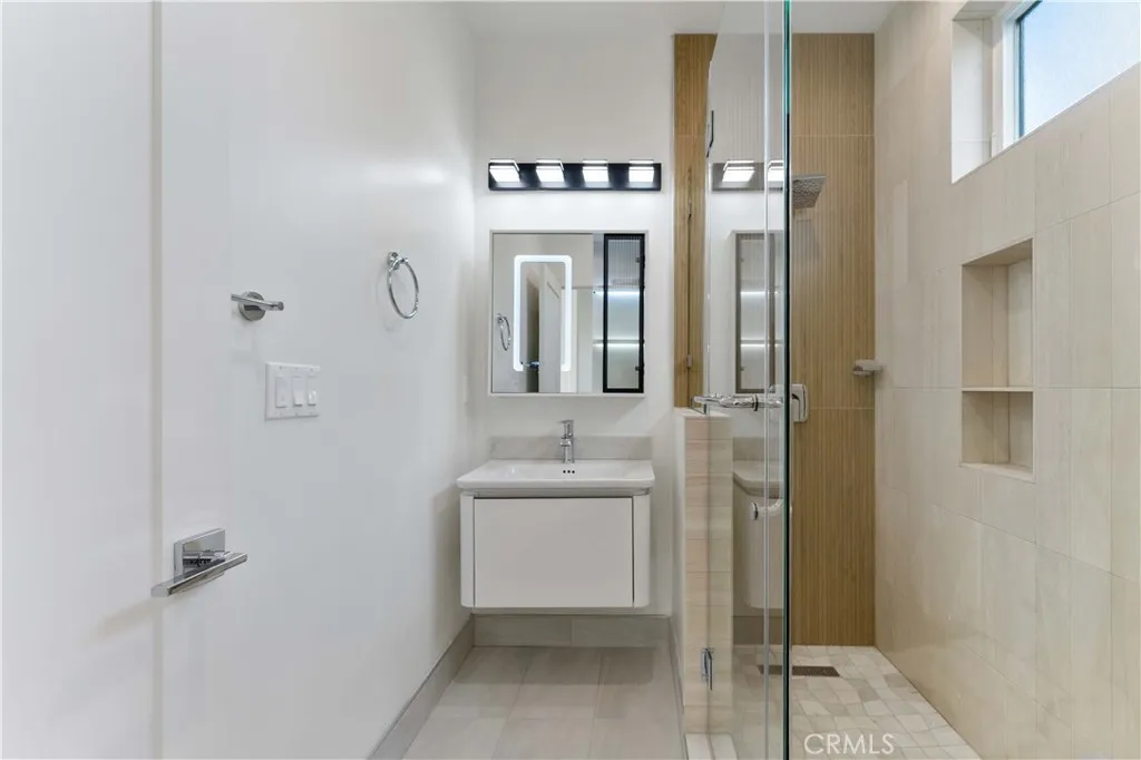 3932 S Minerva Avenue, Los Angeles, California 90066 home-pic-64