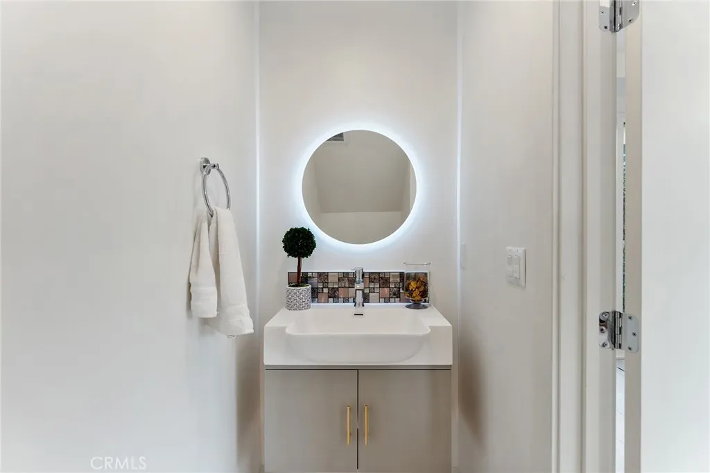 3932 S Minerva Avenue, Los Angeles, California 90066 home-pic-57