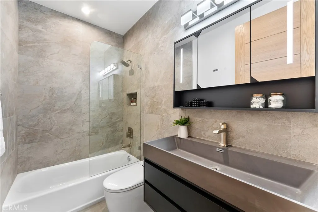 3932 S Minerva Avenue, Los Angeles, California 90066 home-pic-22