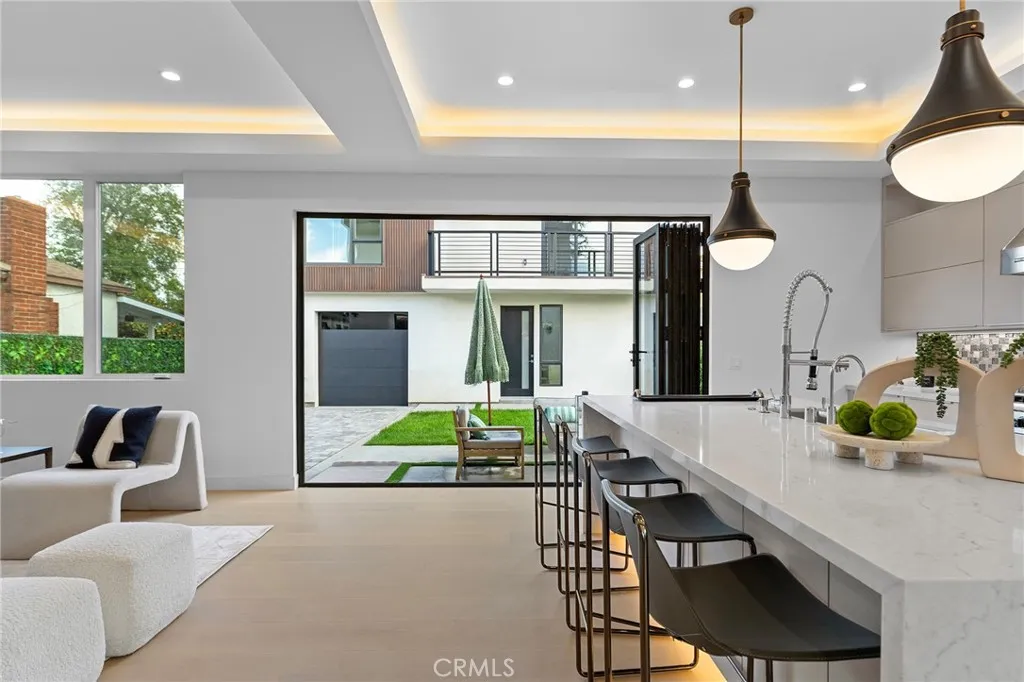 3932 S Minerva Avenue, Los Angeles, California 90066 home-pic-12