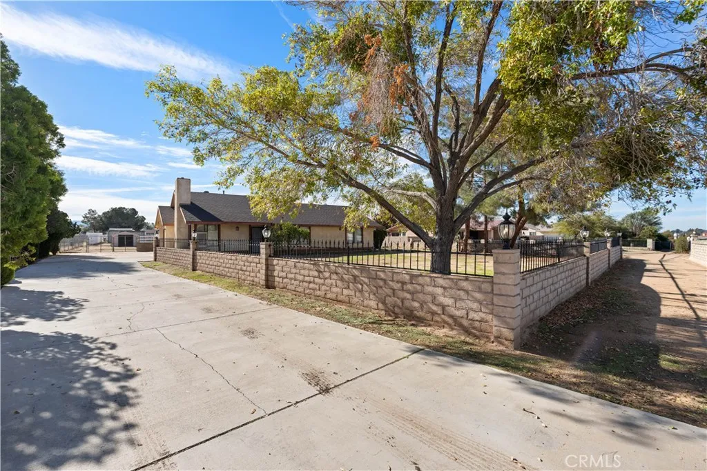 18891 Shoshonee Road, Apple Valley, California 92307 home-pic-1