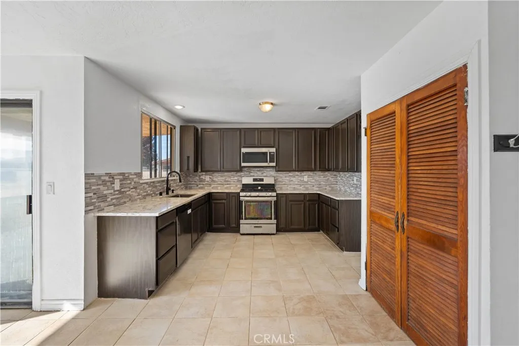 18891 Shoshonee Road, Apple Valley, California 92307 home-pic-6