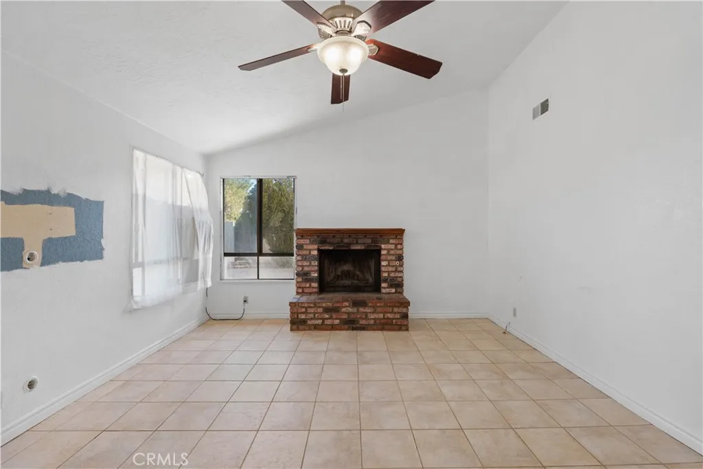 18891 Shoshonee Road, Apple Valley, California 92307 home-pic-2
