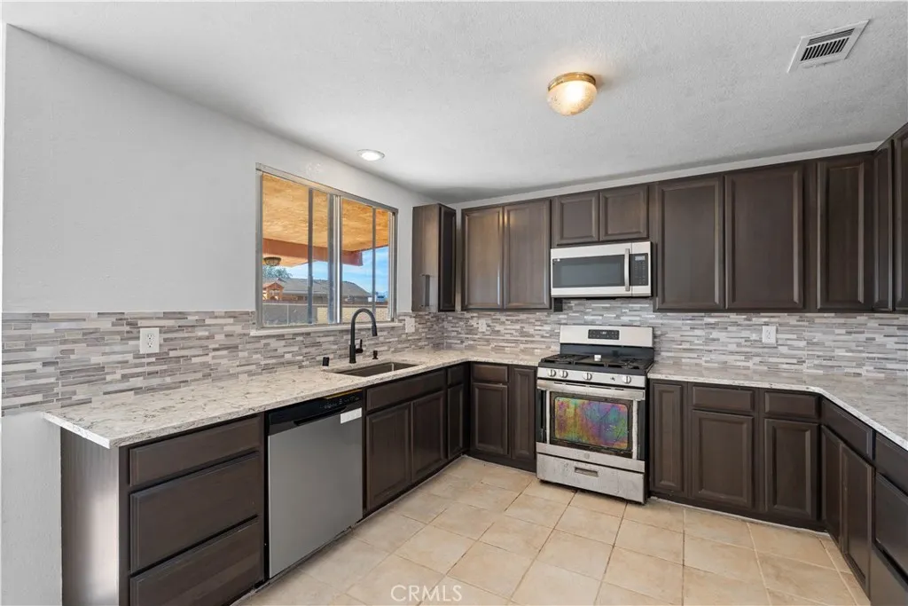 18891 Shoshonee Road, Apple Valley, California 92307 home-pic-7