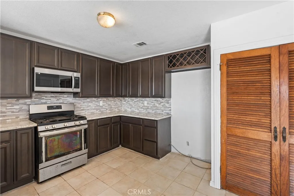 18891 Shoshonee Road, Apple Valley, California 92307 home-pic-8