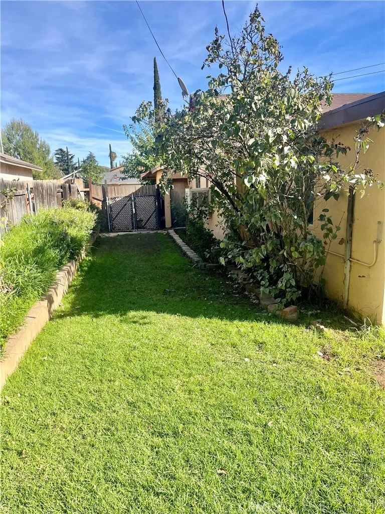 1053 Thompson N, Banning, California 92220 home-pic-11