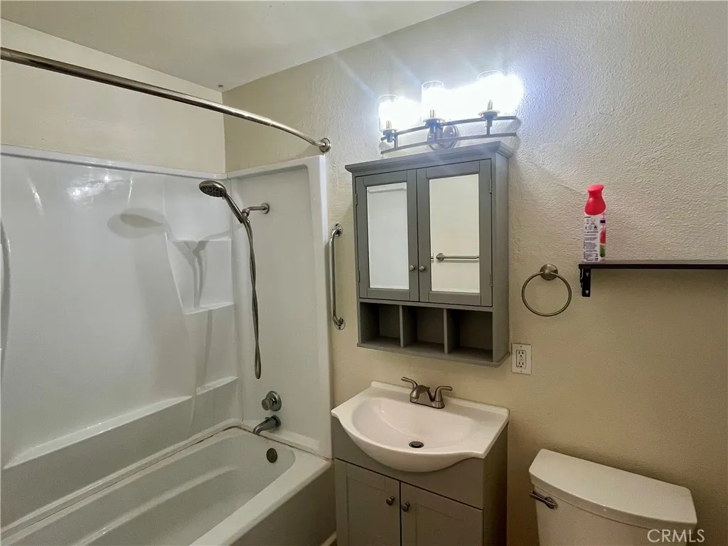 1053 Thompson N, Banning, California 92220 home-pic-8