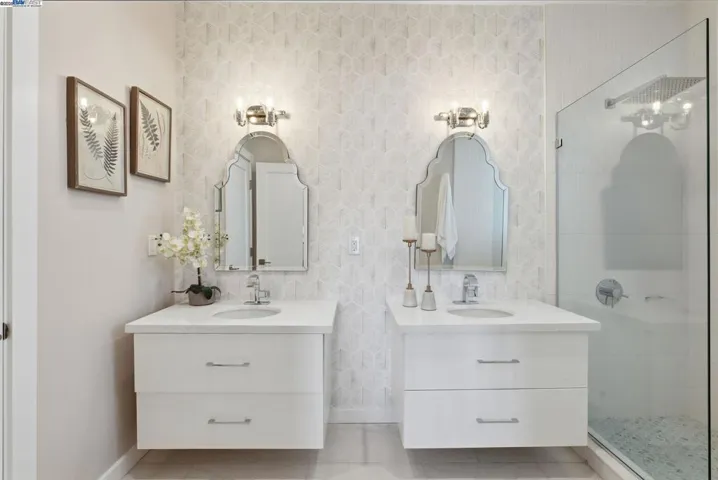 335 #1 - Bathroom 3 (Primary)