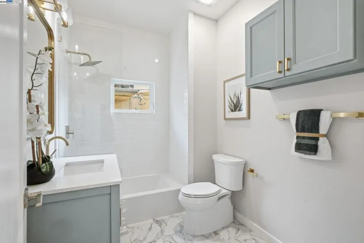 Unit 1 Lower Bathroom