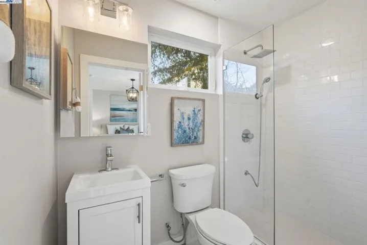 335 Upper Bathroom 2