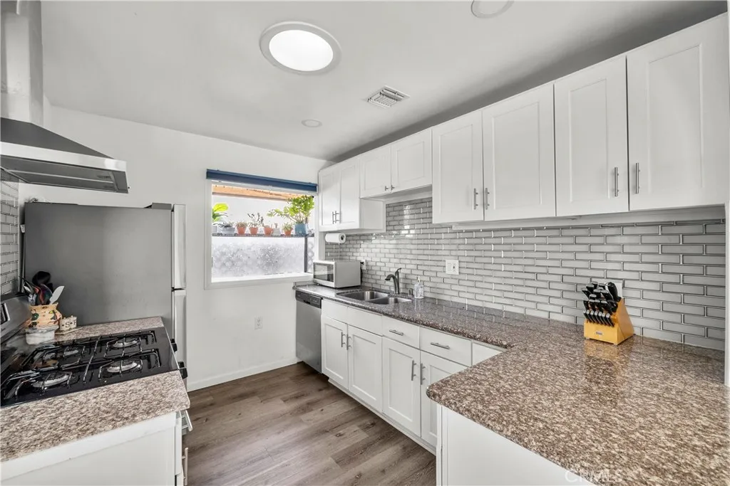 18019 Tiara, Encino, California 91316 home-pic-14