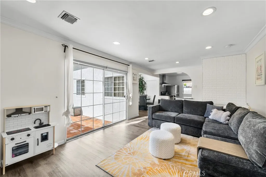 18019 Tiara, Encino, California 91316 home-pic-3