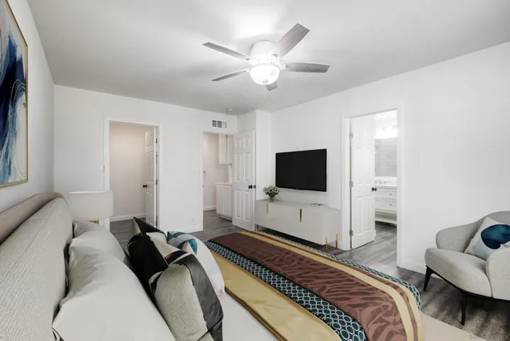 Virtually staged. Some elements have been digitally added.https://cdnparap00.paragonrels.com/ParagonImages/Property/p0/SDMLS/250044712/27/120/90/9ed75ebe5ca6500d9d91331085717837/3/cb9babf97f983efc4cb00988c2ae3b7b/250044712-c72fe07e-86f3-4b77-8a66-e22a4476