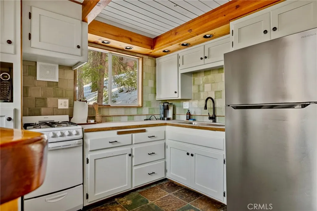 31661 Wagon Wheel, Running Springs, California 92382 home-pic-10
