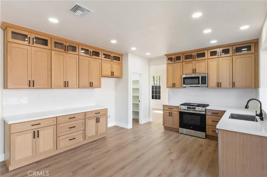1015 E Deerfield, Ontario, California 91761 home-pic-11