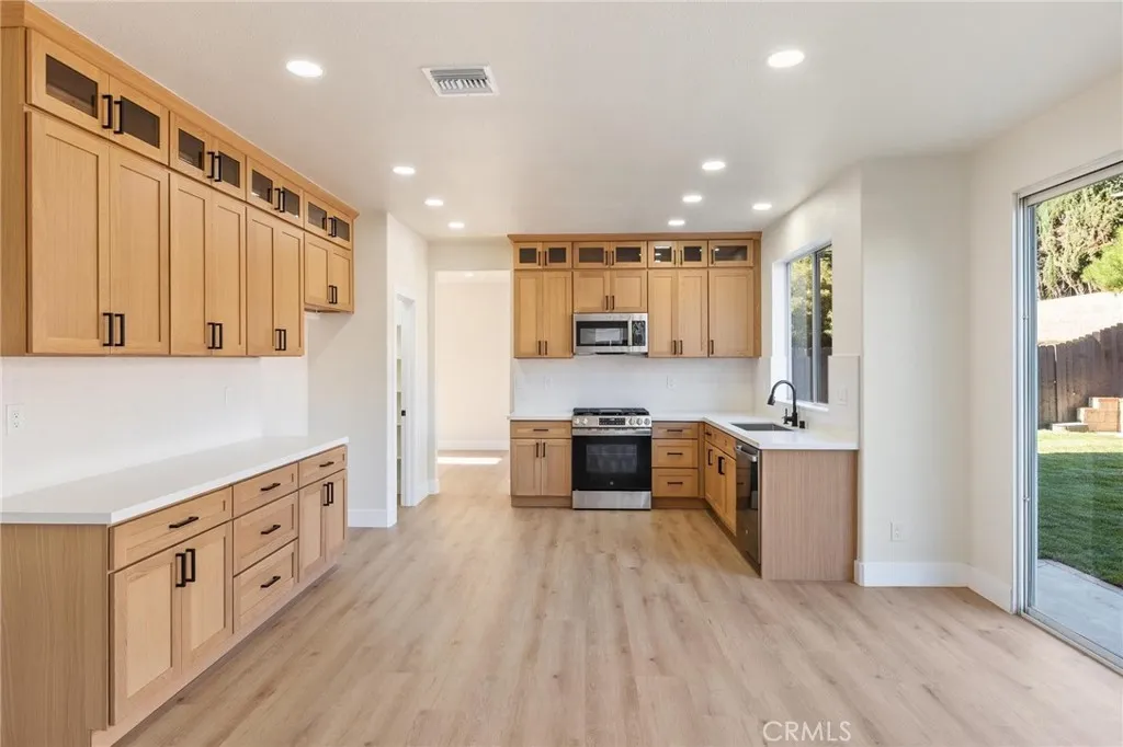 1015 E Deerfield, Ontario, California 91761 home-pic-15