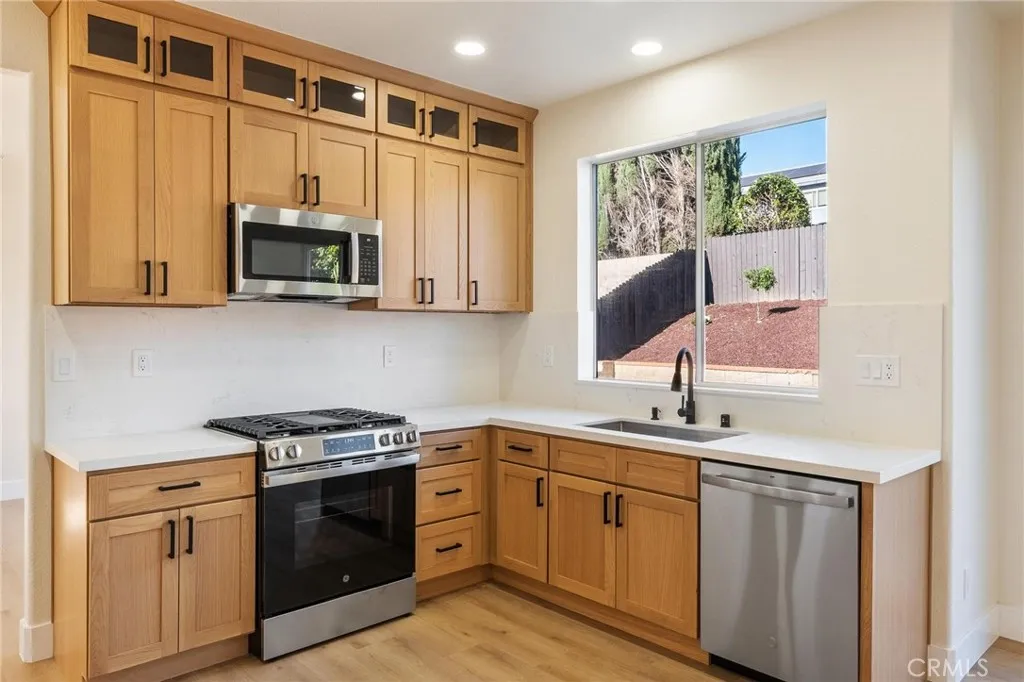 1015 E Deerfield, Ontario, California 91761 home-pic-12