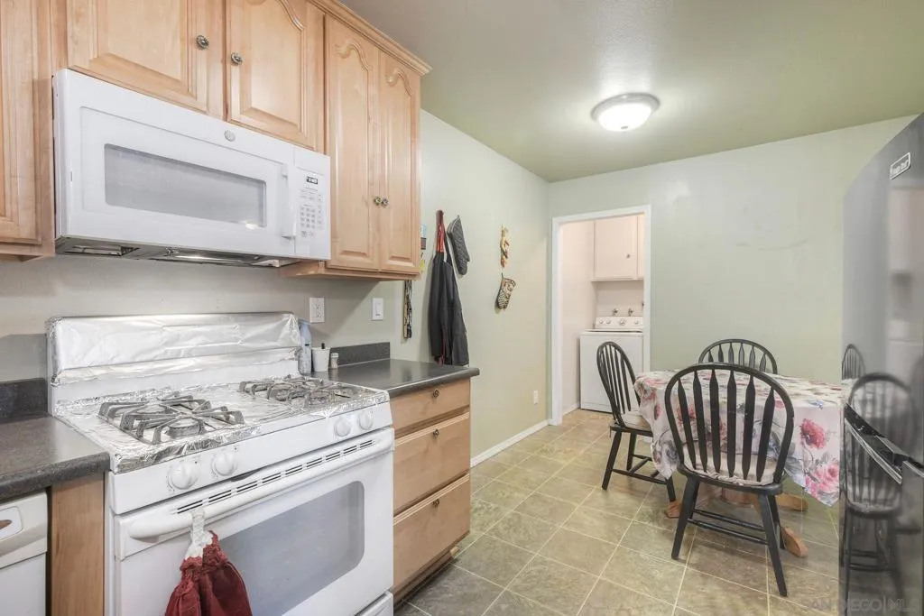 2049 Golden Circle Dr, Escondido, California 92026 home-pic-8