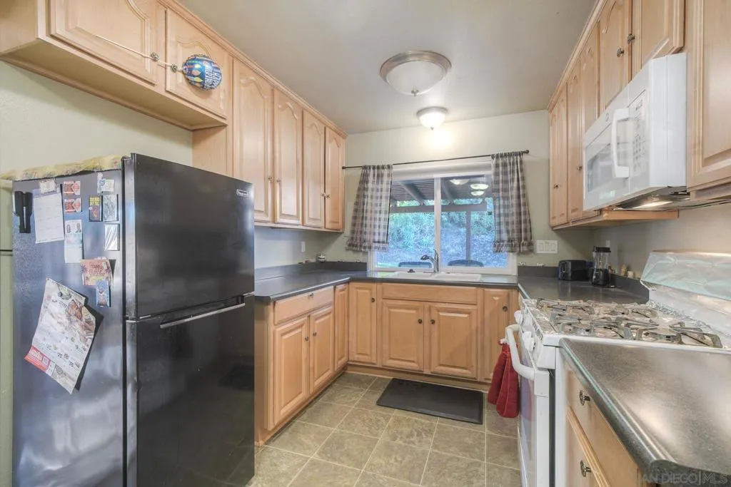 2049 Golden Circle Dr, Escondido, California 92026 home-pic-7