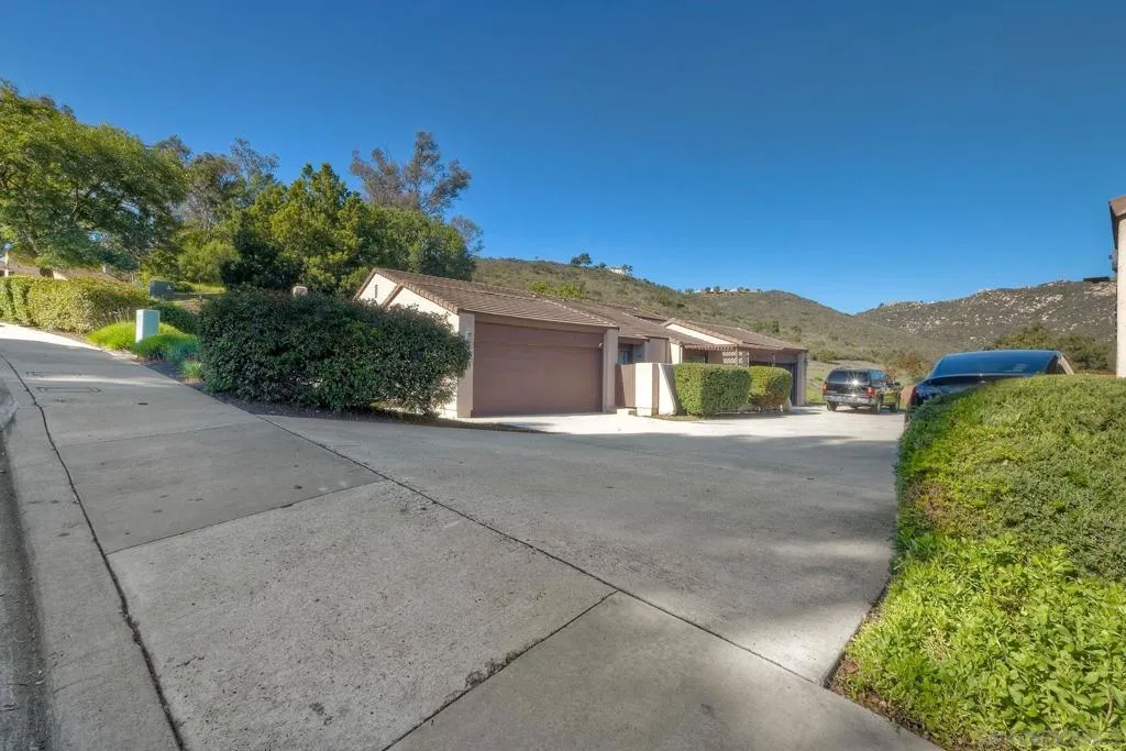 2049 Golden Circle Dr, Escondido, California 92026 home-pic-3