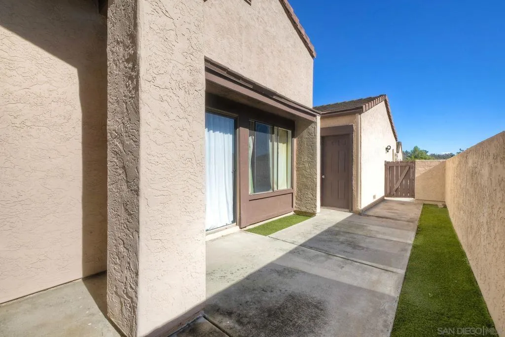 2049 Golden Circle Dr, Escondido, California 92026 home-pic-1